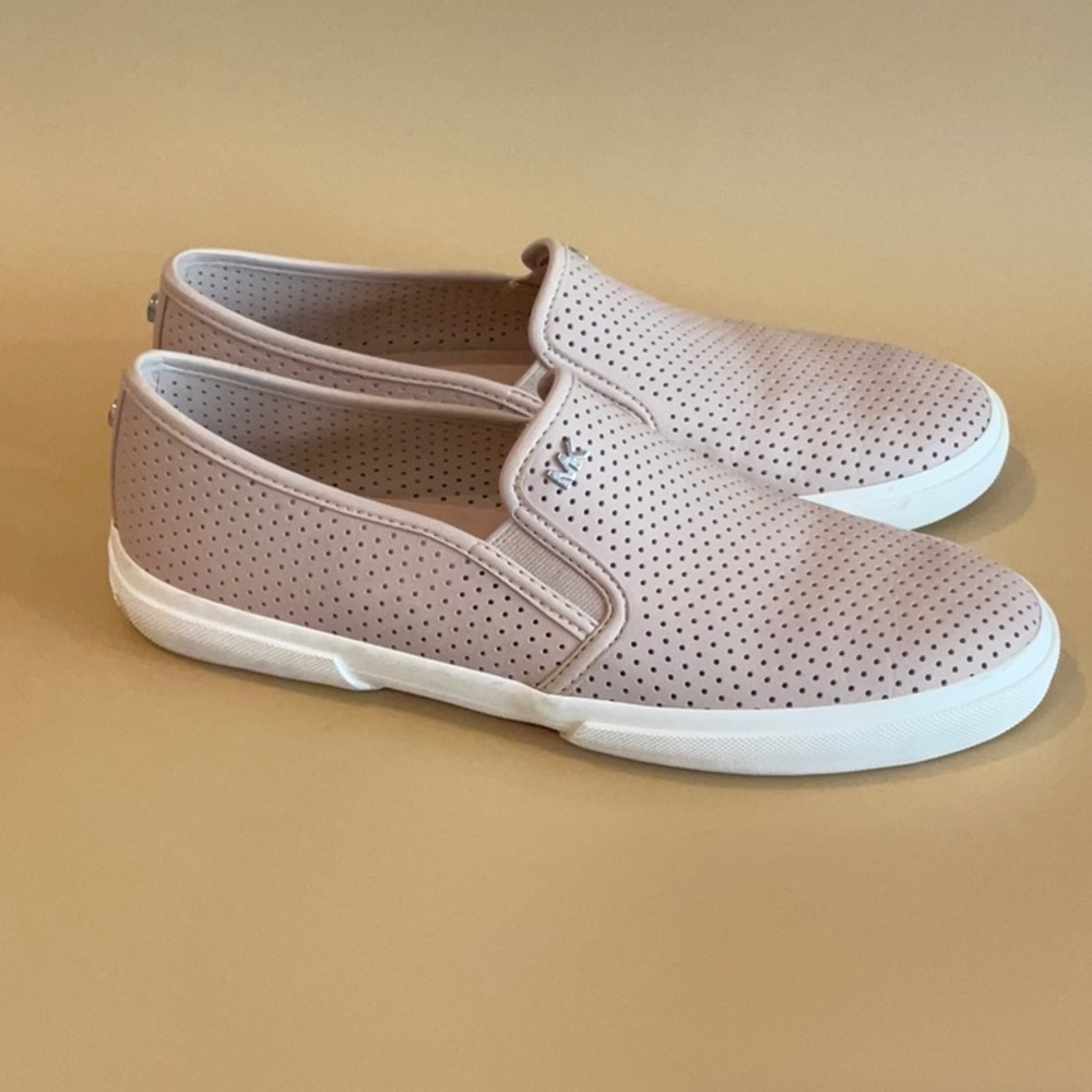 Micheal Micheal Kors woman’s pink perforated sneaker